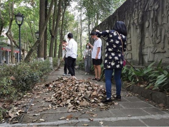 a春去夏来师生情 上下齐心待归期486.jpg